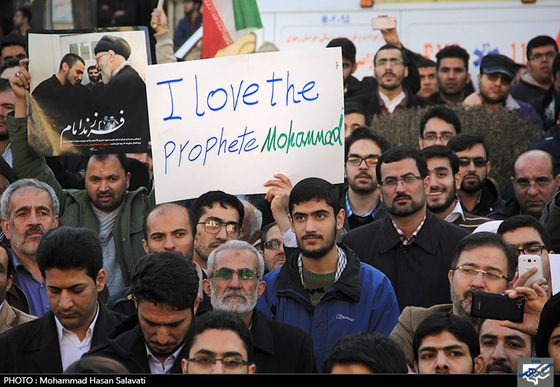 تجمع مردم مشهد در اعتراض به هتک حرمت پیامبر (ص)