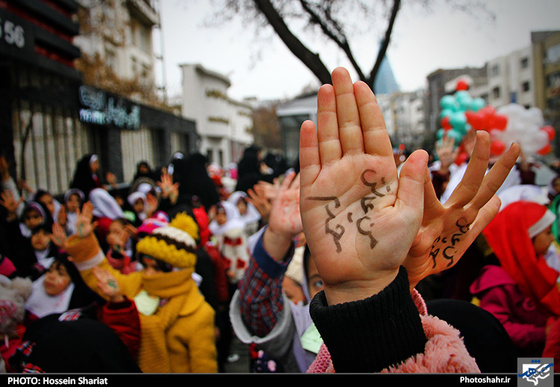  تجمع اعتراض آمیز کودکان نسبت به هتک حرمت پیامبر اکرم (ص) مقابل دفتر سازمان ملل 