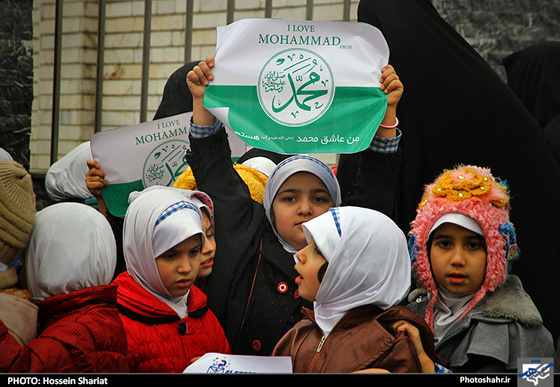  تجمع اعتراض آمیز کودکان نسبت به هتک حرمت پیامبر اکرم (ص) مقابل دفتر سازمان ملل 