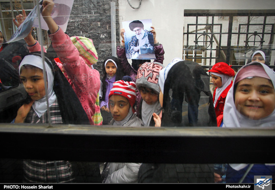  تجمع اعتراض آمیز کودکان نسبت به هتک حرمت پیامبر اکرم (ص) مقابل دفتر سازمان ملل 