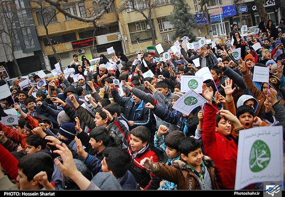 تجمع اعتراض آمیز کودکان نسبت به هتک حرمت پیامبر اکرم (ص) مقابل دفتر سازمان ملل 