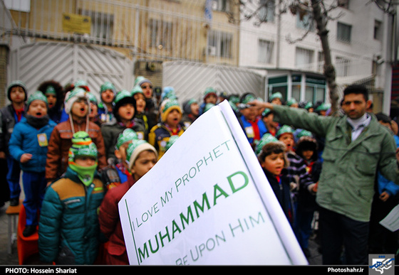  تجمع اعتراض آمیز کودکان نسبت به هتک حرمت پیامبر اکرم (ص) مقابل دفتر سازمان ملل 