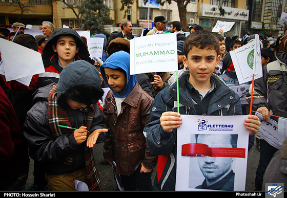  تجمع اعتراض آمیز کودکان نسبت به هتک حرمت پیامبر اکرم (ص) مقابل دفتر سازمان ملل 