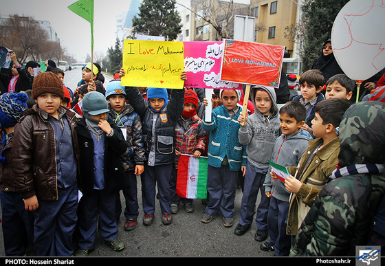  تجمع اعتراض آمیز کودکان نسبت به هتک حرمت پیامبر اکرم (ص) مقابل دفتر سازمان ملل 