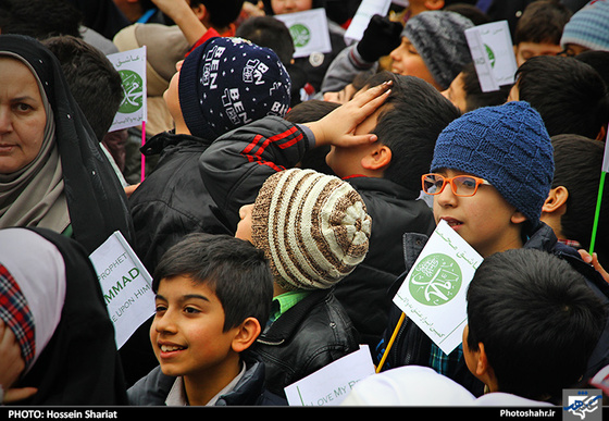  تجمع اعتراض آمیز کودکان نسبت به هتک حرمت پیامبر اکرم (ص) مقابل دفتر سازمان ملل 