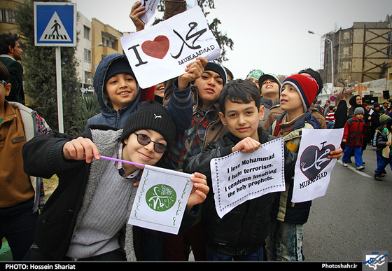  تجمع اعتراض آمیز کودکان نسبت به هتک حرمت پیامبر اکرم (ص) مقابل دفتر سازمان ملل 