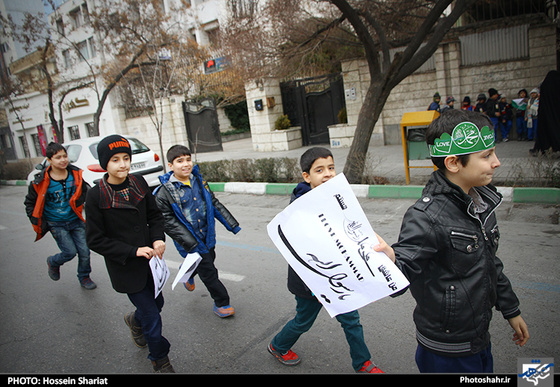  تجمع اعتراض آمیز کودکان نسبت به هتک حرمت پیامبر اکرم (ص) مقابل دفتر سازمان ملل 
