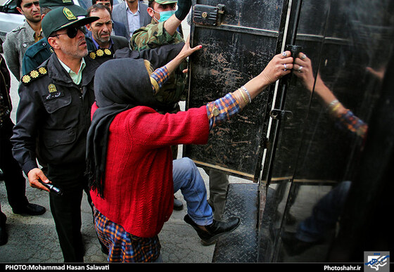 گزارش تصویری : جمع آوری معتادین و پاکسازی نقاط آلوده شهر مشهد | عکس : محمد حسن صلواتی