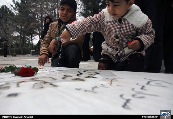 گزارش تصویری :  زیارت مزار شهدا و اهل قبور در آخرین پنجشنبه سال در بهشت رضا ( علیه السلام) مشهد | عکس : حسین شریعت