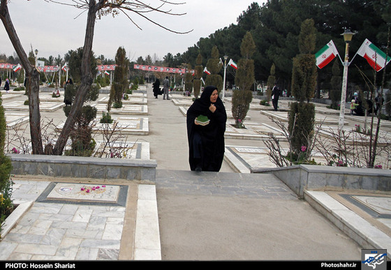 گزارش تصویری :  زیارت مزار شهدا و اهل قبور در آخرین پنجشنبه سال در بهشت رضا ( علیه السلام) مشهد | عکس : حسین شریعت