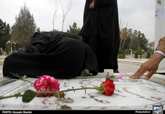 گزارش تصویری :  زیارت مزار شهدا و اهل قبور در آخرین پنجشنبه سال در بهشت رضا ( علیه السلام) مشهد | عکس : حسین شریعت