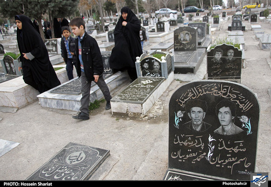 گزارش تصویری :  زیارت مزار شهدا و اهل قبور در آخرین پنجشنبه سال در بهشت رضا ( علیه السلام) مشهد | عکس : حسین شریعت