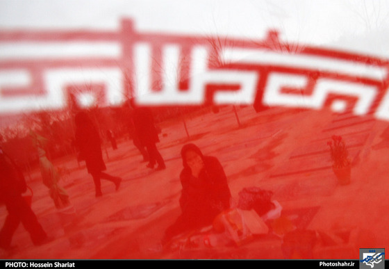 گزارش تصویری :  زیارت مزار شهدا و اهل قبور در آخرین پنجشنبه سال در بهشت رضا ( علیه السلام) مشهد | عکس : حسین شریعت