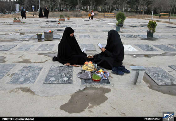 گزارش تصویری :  زیارت مزار شهدا و اهل قبور در آخرین پنجشنبه سال در بهشت رضا ( علیه السلام) مشهد | عکس : حسین شریعت