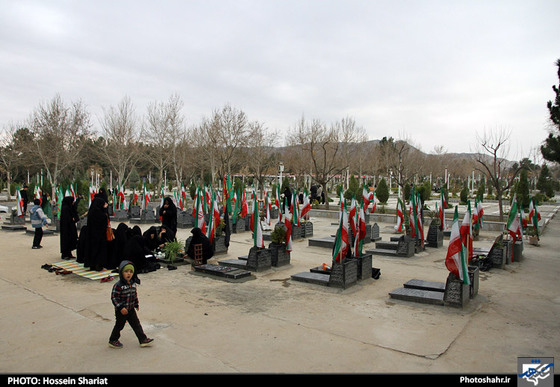 گزارش تصویری :  زیارت مزار شهدا و اهل قبور در آخرین پنجشنبه سال در بهشت رضا ( علیه السلام) مشهد | عکس : حسین شریعت