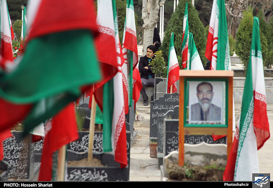 گزارش تصویری :  زیارت مزار شهدا و اهل قبور در آخرین پنجشنبه سال در بهشت رضا ( علیه السلام) مشهد | عکس : حسین شریعت