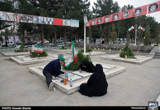 گزارش تصویری :  زیارت مزار شهدا و اهل قبور در آخرین پنجشنبه سال در بهشت رضا ( علیه السلام) مشهد | عکس : حسین شریعت