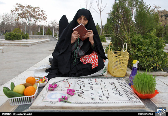 گزارش تصویری :  زیارت مزار شهدا و اهل قبور در آخرین پنجشنبه سال در بهشت رضا ( علیه السلام) مشهد | عکس : حسین شریعت
