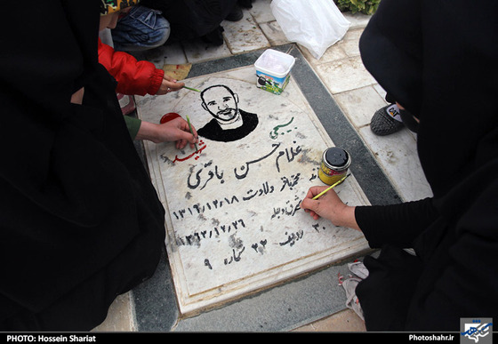 گزارش تصویری :  زیارت مزار شهدا و اهل قبور در آخرین پنجشنبه سال در بهشت رضا ( علیه السلام) مشهد | عکس : حسین شریعت
