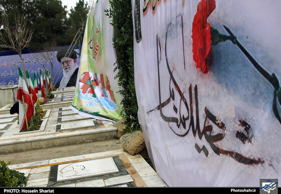 گزارش تصویری :  زیارت مزار شهدا و اهل قبور در آخرین پنجشنبه سال در بهشت رضا ( علیه السلام) مشهد | عکس : حسین شریعت