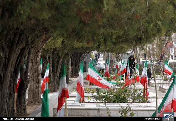 گزارش تصویری :  زیارت مزار شهدا و اهل قبور در آخرین پنجشنبه سال در بهشت رضا ( علیه السلام) مشهد | عکس : حسین شریعت