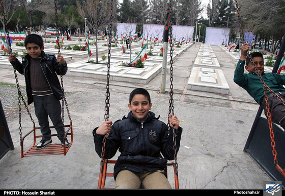 گزارش تصویری :  زیارت مزار شهدا و اهل قبور در آخرین پنجشنبه سال در بهشت رضا ( علیه السلام) مشهد | عکس : حسین شریعت