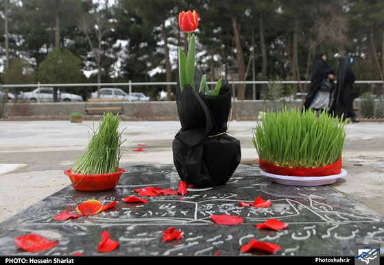 گزارش تصویری :  زیارت مزار شهدا و اهل قبور در آخرین پنجشنبه سال در بهشت رضا ( علیه السلام) مشهد | عکس : حسین شریعت