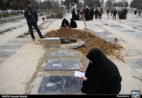 گزارش تصویری :  زیارت مزار شهدا و اهل قبور در آخرین پنجشنبه سال در بهشت رضا ( علیه السلام) مشهد | عکس : حسین شریعت