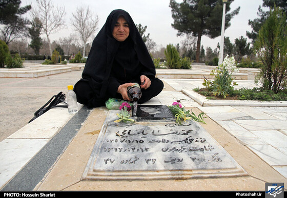 گزارش تصویری :  زیارت مزار شهدا و اهل قبور در آخرین پنجشنبه سال در بهشت رضا ( علیه السلام) مشهد | عکس : حسین شریعت