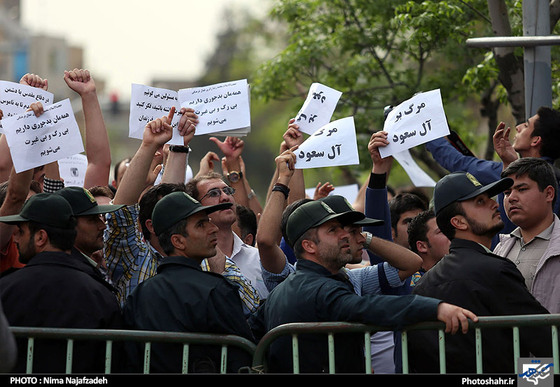 گزارش تصویری : تجمع مردم در مقابل کنسولگری عربستان سعودی- عکس : نیما نجف زاده