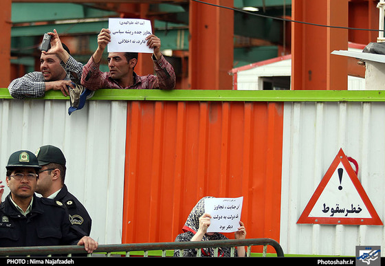 گزارش تصویری : تجمع مردم در مقابل کنسولگری عربستان سعودی- عکس : نیما نجف زاده