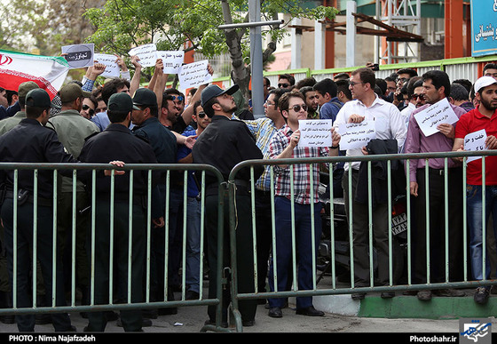 گزارش تصویری : تجمع مردم در مقابل کنسولگری عربستان سعودی- عکس : نیما نجف زاده
