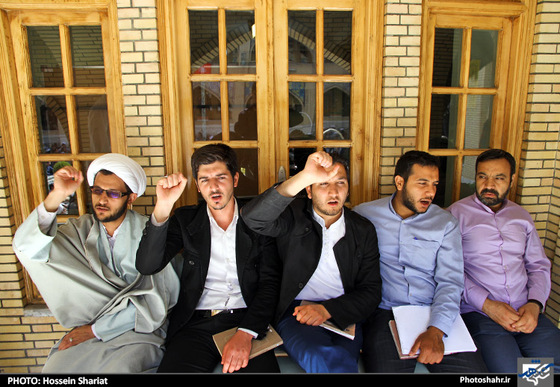 گزارش تصویری | تجمع اعتراض آمیز علما و طلاب حوزه علمیه مشهد در محکومیت جنایات آل سعود در یمن |  عکس : حسین شریعت