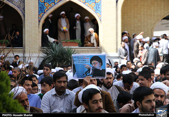 گزارش تصویری | تجمع اعتراض آمیز علما و طلاب حوزه علمیه مشهد در محکومیت جنایات آل سعود در یمن |  عکس : حسین شریعت