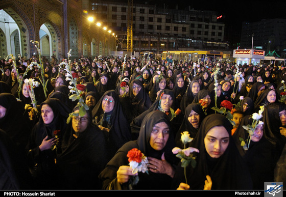 گلباران حرم رضوی در شب میلاد حضرت جوادالائمه (ع) | عکس : حسین شریعت