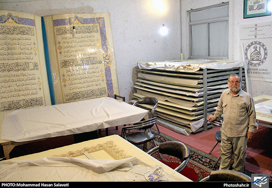 گزارش تصویری | کتابت بزرگ‌ترین قرآن جهان علی‌اکبر اسماعیلی‌قوچانی | عکاس : محمد حسن صلواتی