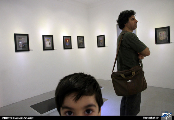 گزارش  تصویری | "دو نفر و نصفی" نمایشگاه کارتون های رضا جنگی | عکس : حسین شریعت