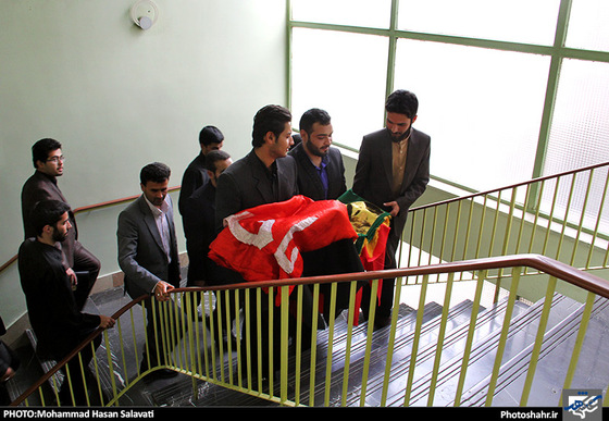 گزارش تصویری | گرداندن پرچم‎ های گنبد حرم امام‎ حسین(ع) و امامین کاظمین(ع) در بین بیمارا‏ن | عکاس :محمد حسن صلواتی