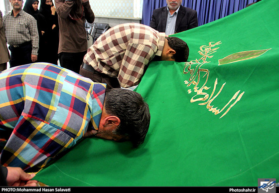 گزارش تصویری | گرداندن پرچم‎ های گنبد حرم امام‎ حسین(ع) و امامین کاظمین(ع) در بین بیمارا‏ن | عکاس :محمد حسن صلواتی