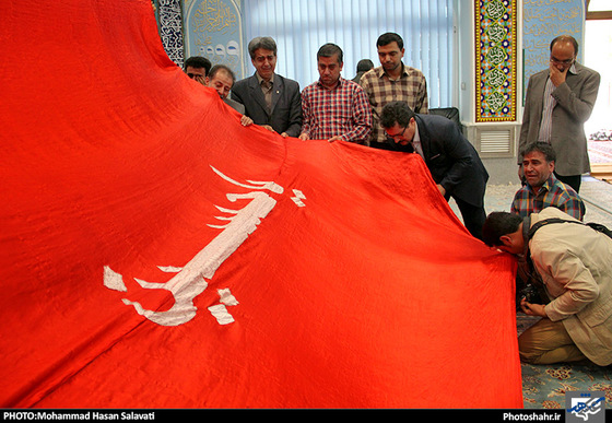 گزارش تصویری | گرداندن پرچم‎ های گنبد حرم امام‎ حسین(ع) و امامین کاظمین(ع) در بین بیمارا‏ن | عکاس :محمد حسن صلواتی