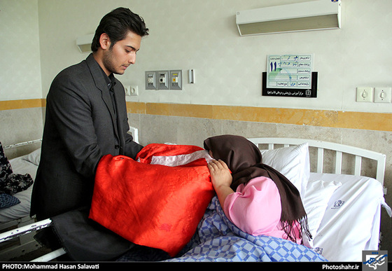 گزارش تصویری | گرداندن پرچم‎ های گنبد حرم امام‎ حسین(ع) و امامین کاظمین(ع) در بین بیمارا‏ن | عکاس :محمد حسن صلواتی