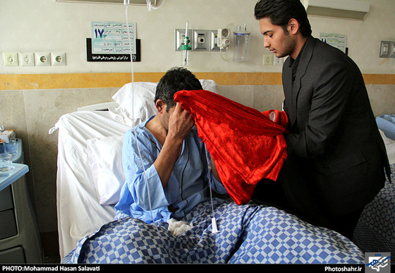 گزارش تصویری | گرداندن پرچم‎ های گنبد حرم امام‎ حسین(ع) و امامین کاظمین(ع) در بین بیمارا‏ن | عکاس :محمد حسن صلواتی