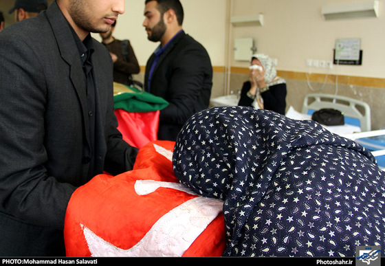 گزارش تصویری | گرداندن پرچم‎ های گنبد حرم امام‎ حسین(ع) و امامین کاظمین(ع) در بین بیمارا‏ن | عکاس :محمد حسن صلواتی