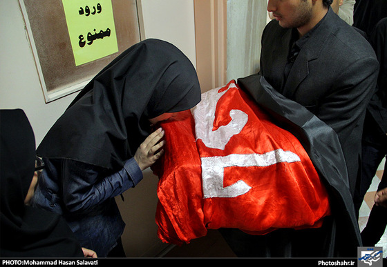 گزارش تصویری | گرداندن پرچم‎ های گنبد حرم امام‎ حسین(ع) و امامین کاظمین(ع) در بین بیمارا‏ن | عکاس :محمد حسن صلواتی