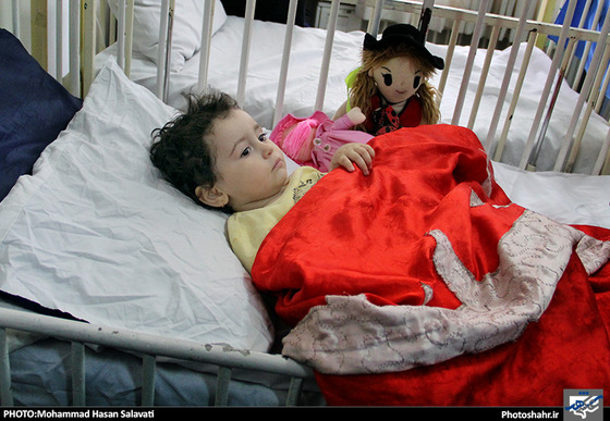 گزارش تصویری | گرداندن پرچم‎ های گنبد حرم امام‎ حسین(ع) و امامین کاظمین(ع) در بین بیمارا‏ن | عکاس :محمد حسن صلواتی