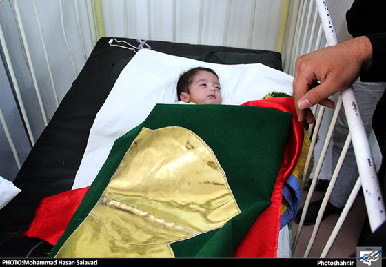 گزارش تصویری | گرداندن پرچم‎ های گنبد حرم امام‎ حسین(ع) و امامین کاظمین(ع) در بین بیمارا‏ن | عکاس :محمد حسن صلواتی