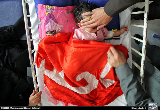 گزارش تصویری | گرداندن پرچم‎ های گنبد حرم امام‎ حسین(ع) و امامین کاظمین(ع) در بین بیمارا‏ن | عکاس :محمد حسن صلواتی