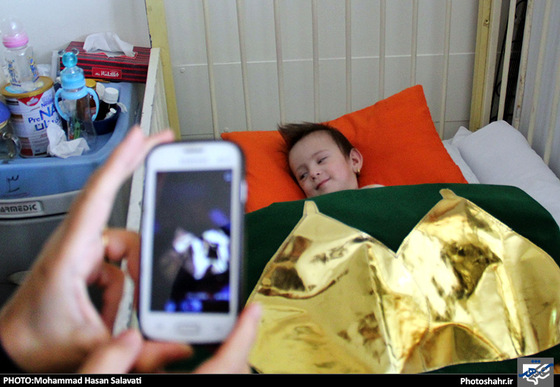 گزارش تصویری | گرداندن پرچم‎ های گنبد حرم امام‎ حسین(ع) و امامین کاظمین(ع) در بین بیمارا‏ن | عکاس :محمد حسن صلواتی