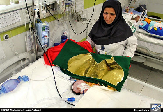 گزارش تصویری | گرداندن پرچم‎ های گنبد حرم امام‎ حسین(ع) و امامین کاظمین(ع) در بین بیمارا‏ن | عکاس :محمد حسن صلواتی