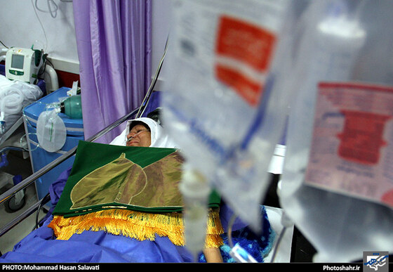 گزارش تصویری | گرداندن پرچم‎ های گنبد حرم امام‎ حسین(ع) و امامین کاظمین(ع) در بین بیمارا‏ن | عکاس :محمد حسن صلواتی